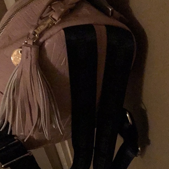 Designer Steve Madden Medium Backpack Purse / Pink / Roségold Color / Imprint - Picture 5 of 10